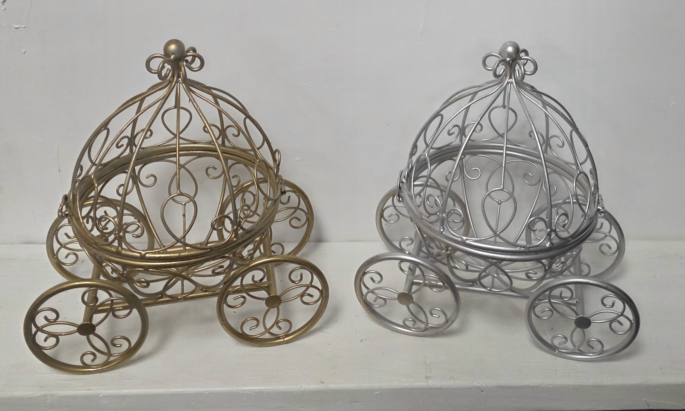 Wire carriage centerpieces
